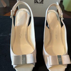 ANNE KLEIN OFF WHITE LEATHER OPEN TOE HEELS